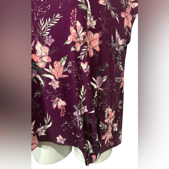Reitmans, Plus-Size Relaxed Floral V-Neck Burgundy Top, 2X - Picture 6 of 9